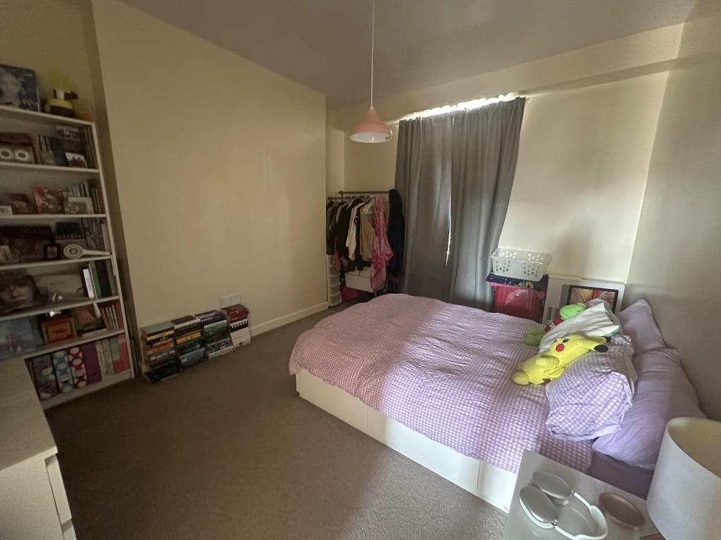 Lot: 84 - MIXED USE INVESTMENT IN TOWN CENTRE - Middle flat bedroom